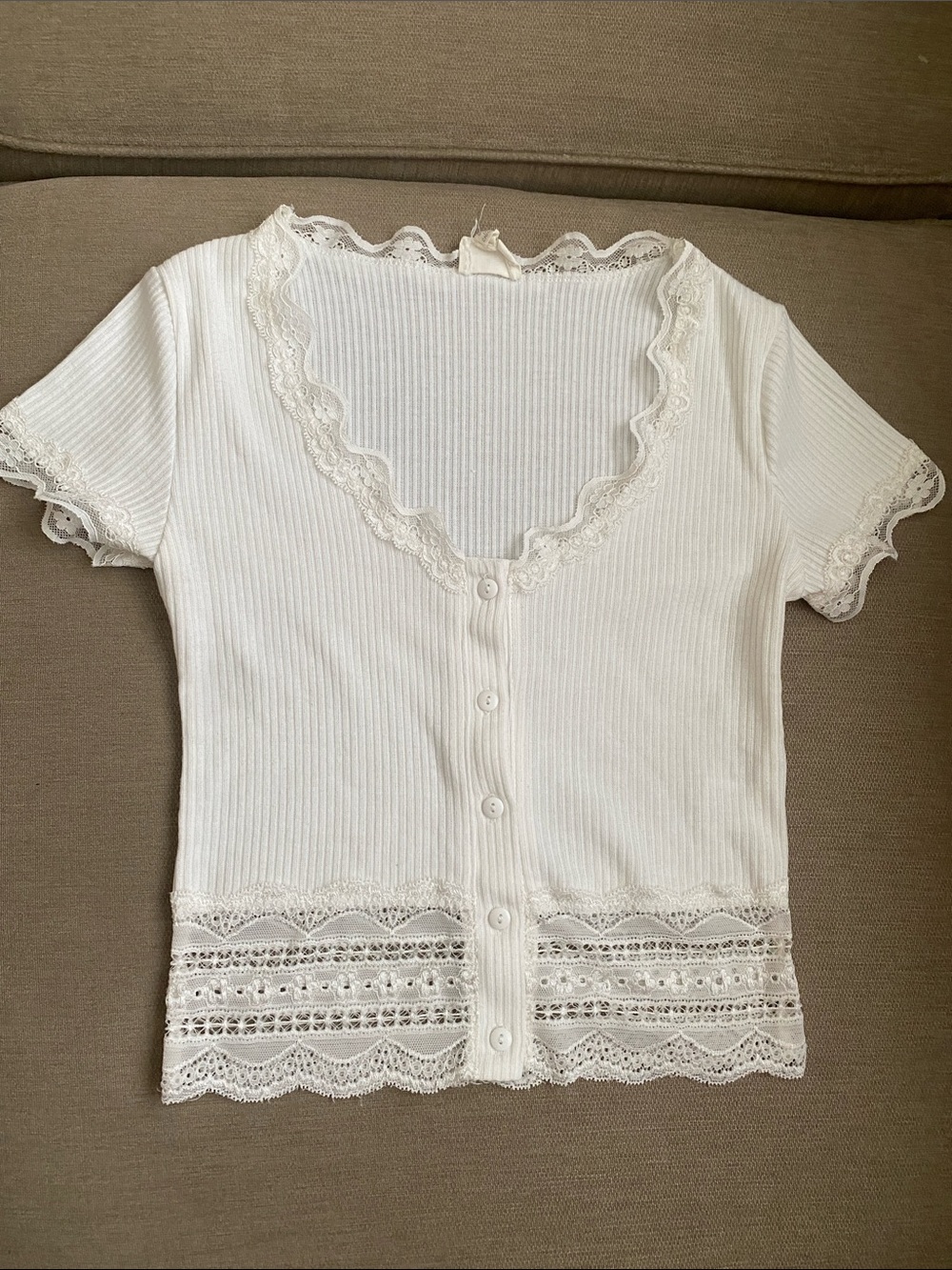 Caution to the wind crop top Women's White Lace-Trim Ribbed Button-Front